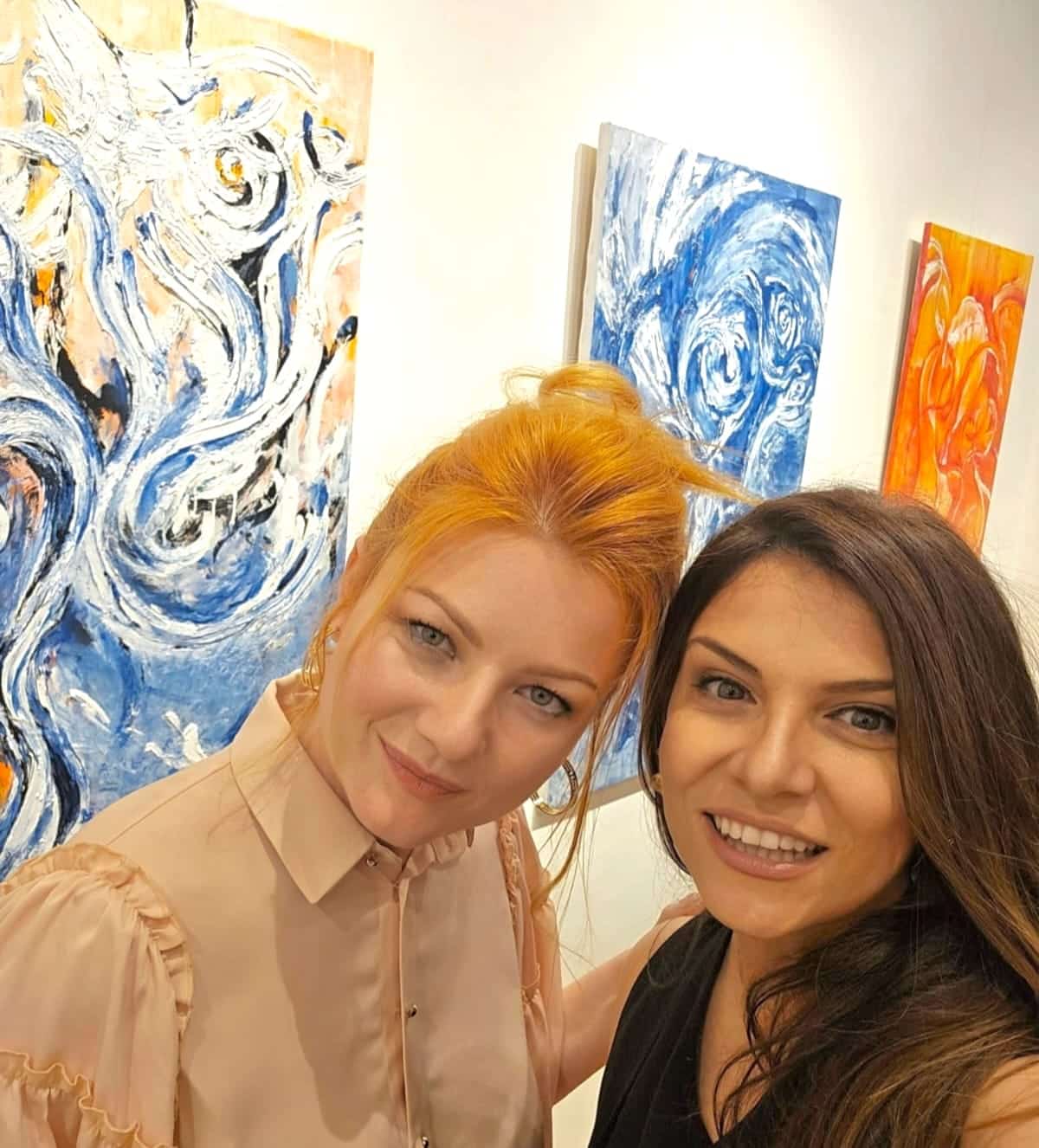 Collector reflecting in front of a painting – Bela Aleksandra Art